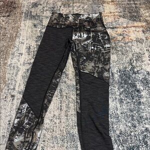 Lululemon Patterned Black & Gray Athletic Leggings